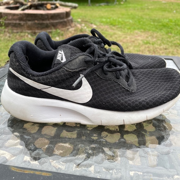 Nike black and white shoes - Picture 6 of 8